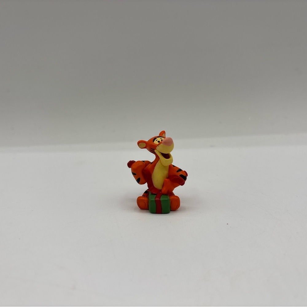 Hallmark Merry Miniatures 1999 Vintage Tigger 4thβ Of 4 Figures Miniature Figure